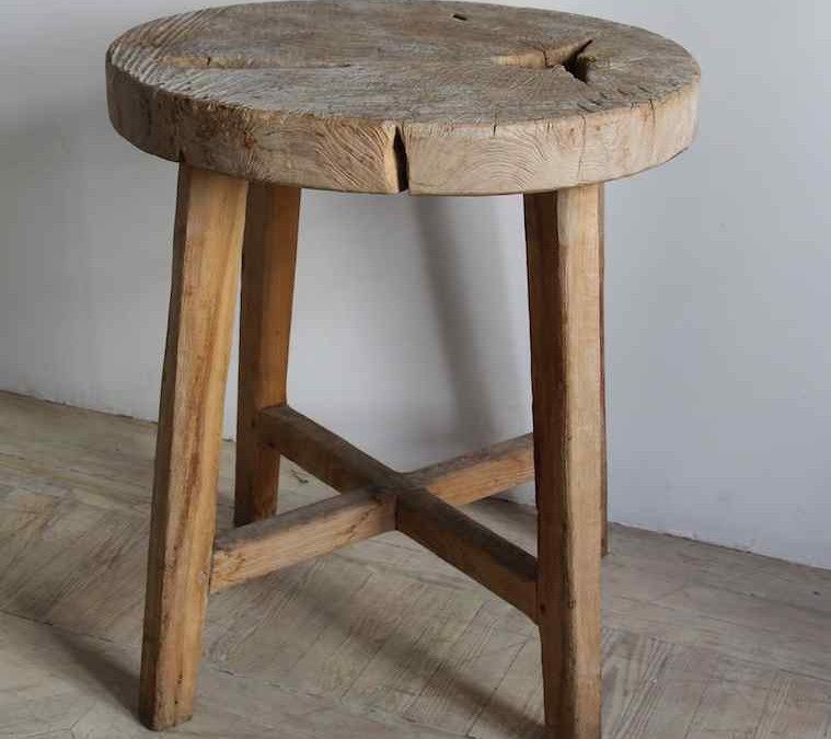 VENDIDO Pequeña mesa auxiliar en olmo