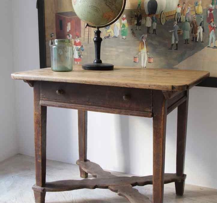 VENDIDO Mesa centroeuropea en madera encerada