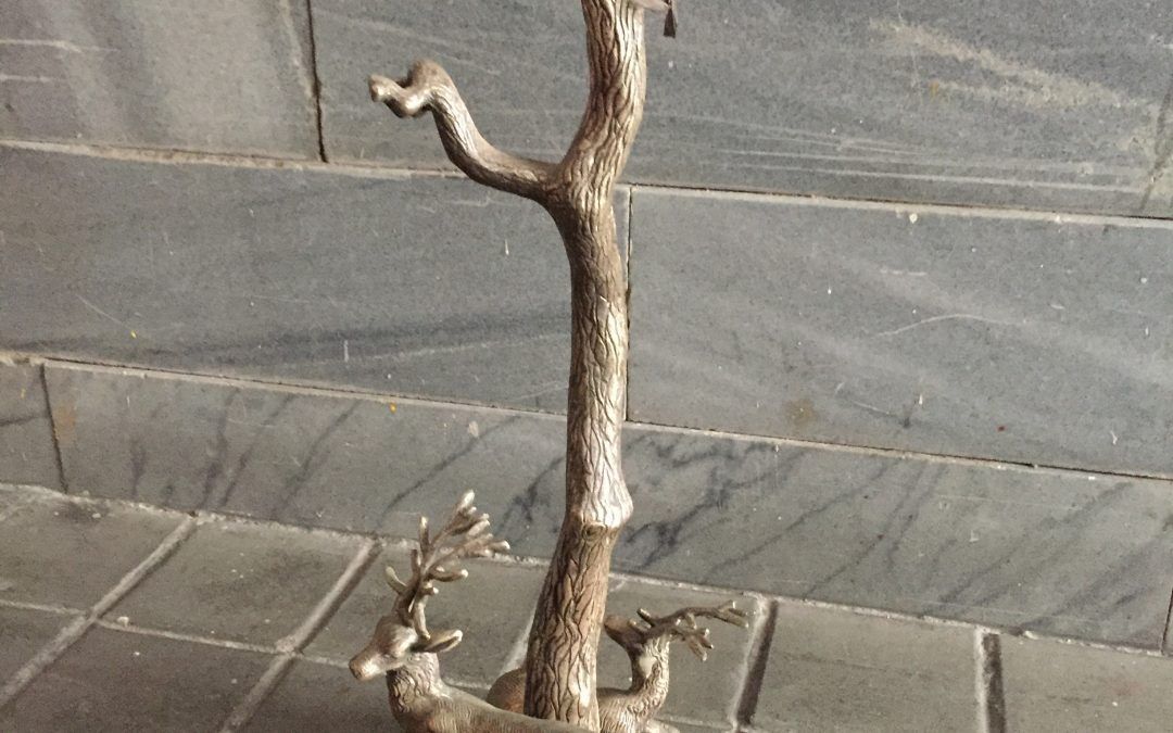 VENDIDO Lámpara de metal con figuras de ciervos en la base
