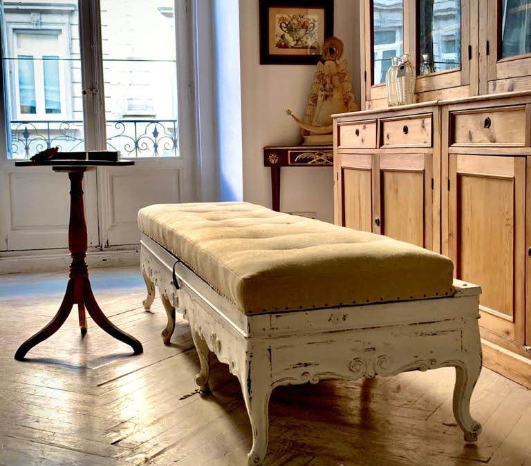 VENDIDO Banco arcón en madera de nogal moldurada