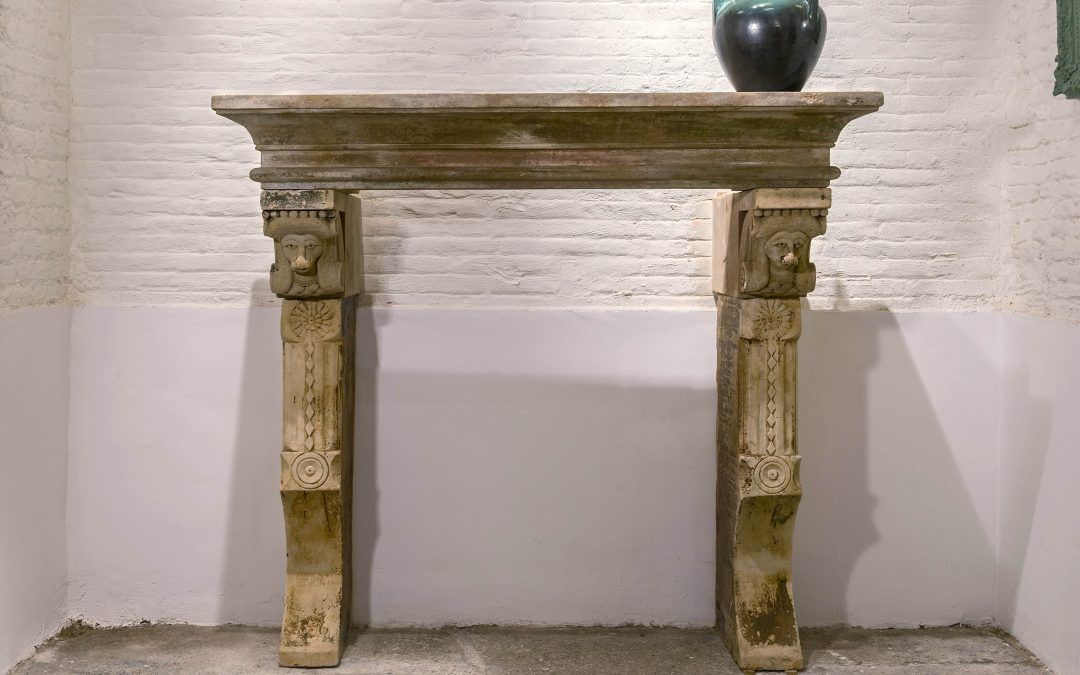 VENDIDO Frente de chimenea en piedra maciza